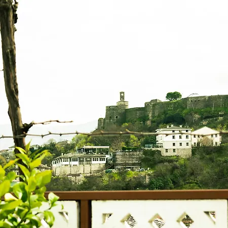 بيت ضيافة Shtino Gjirokastër